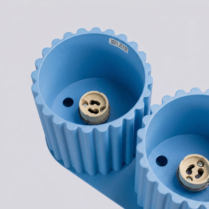Plafonnier double spot Aura bleu azur, packshot de trois quarts