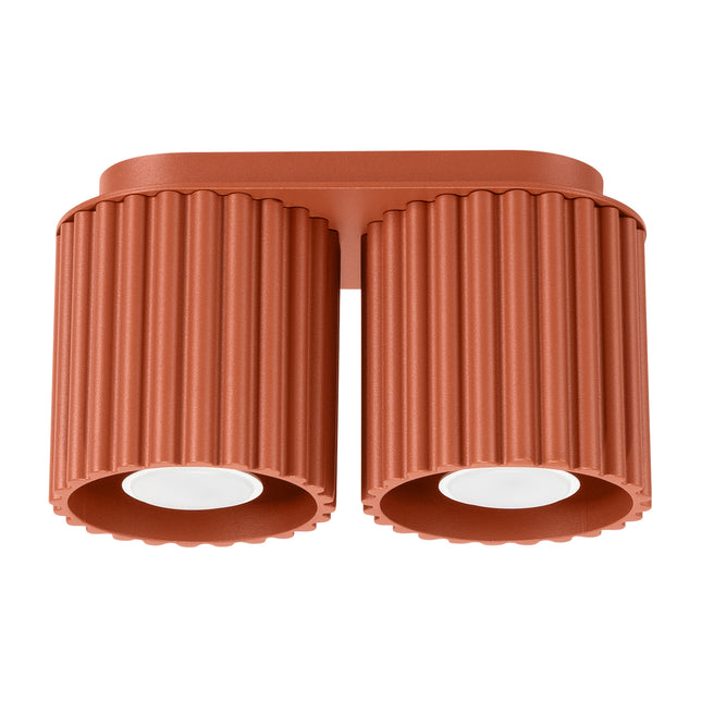 Plafonnier double spot Aura en aluminium cannelé rouge ocre avec deux douilles GU10, vue de face