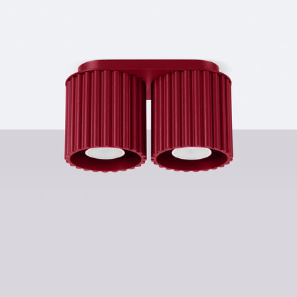 Plafonnier double Aura bordeaux cannelé monté au plafond, vue de trois quarts