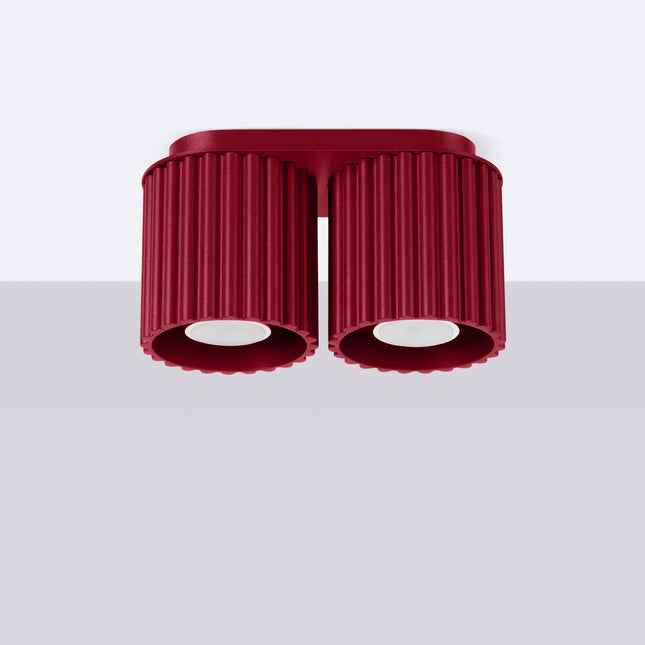 Plafonnier double Aura bordeaux cannelé monté au plafond, vue de trois quarts