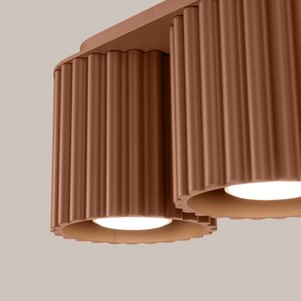 Détail des cannelures verticales et de la finition mate moka du plafonnier Aura