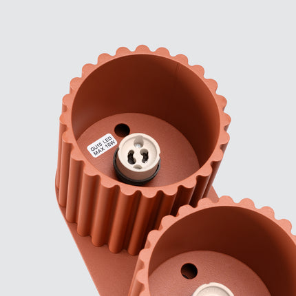 Intérieur des cylindres du plafonnier Aura rouge ocre avec douilles GU10 LED 10 W max