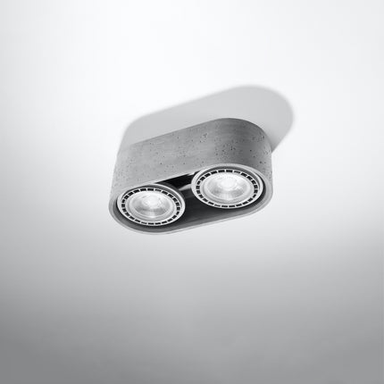 Plafonnier double spot en béton brut fixé au plafond, spots orientables, éteint