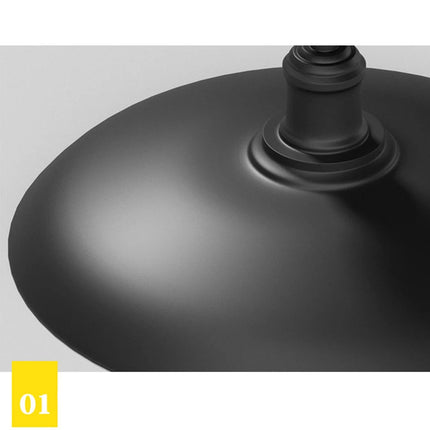 Détail de la coupe en acier noir mat et de la platine tournée du plafonnier extérieur