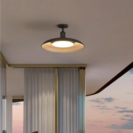 Plafonnier extérieur noir LED sous un espace couvert près de rideaux clairs