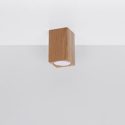 Plafonnier facette cubique en chêne vu en angle, volume à facettes et spot GU10 apparent.