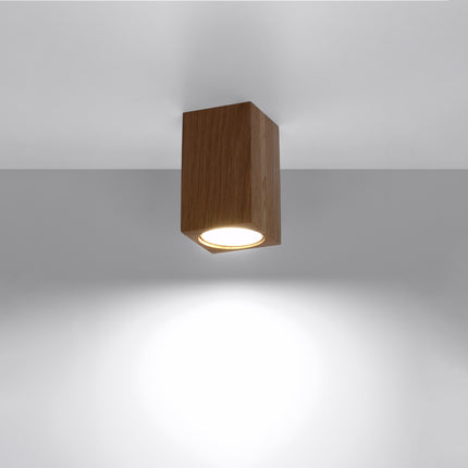 Plafonnier facette cubique en chêne vu de profil, fixation plafond sans bras apparent.