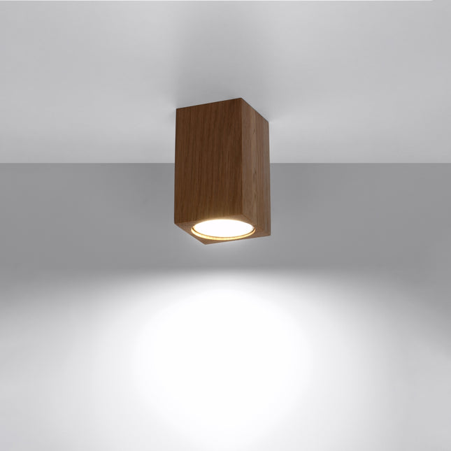 Plafonnier facette cubique en chêne vu de profil, fixation plafond sans bras apparent.
