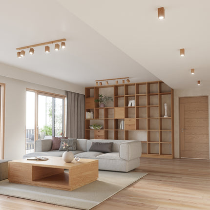 Plafonnier facette cubique 3 spots en chêne installé au-dessus d'un îlot de cuisine.