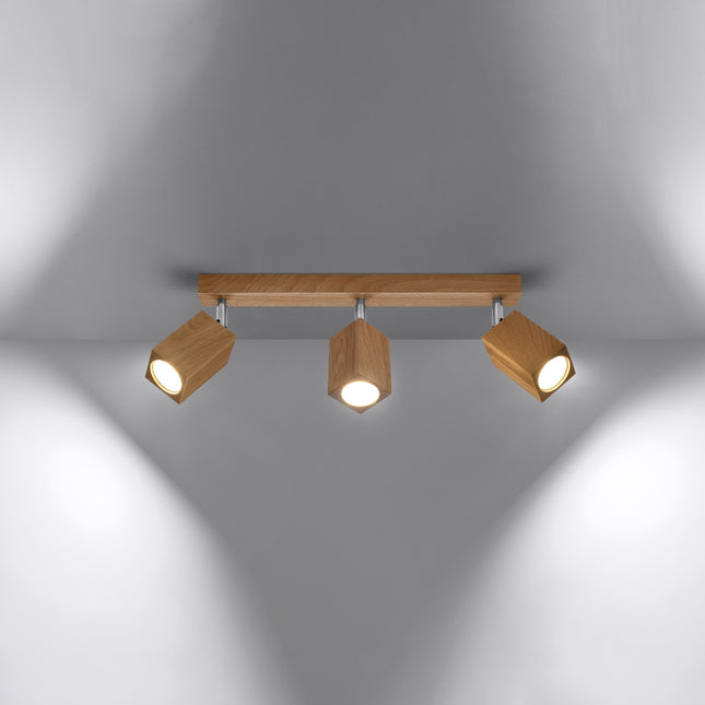 Plafonnier facette cubique en chêne vu de profil, orientation des trois têtes lumineuses.