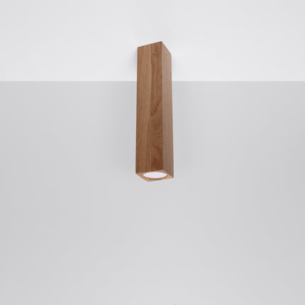 Plafonnier colonne en chêne vu en angle, forme allongée et spot GU10 en partie basse.
