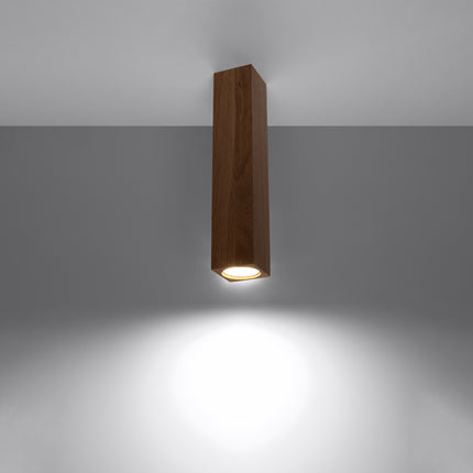Plafonnier facette cubique colonne en chêne vu de profil, fixation plafond sans bras apparent.