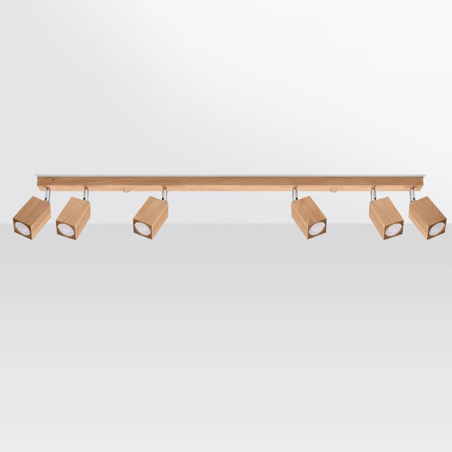 Plafonnier 6 spots en chêne vu en angle, têtes facettées pivotant sur axe chromé.