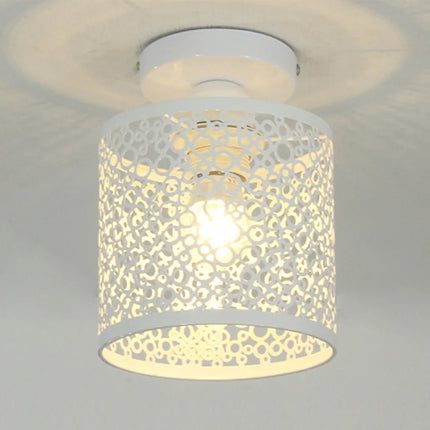 Plafonnier en fer ajouré blanc allumé, motif de cercles découpés