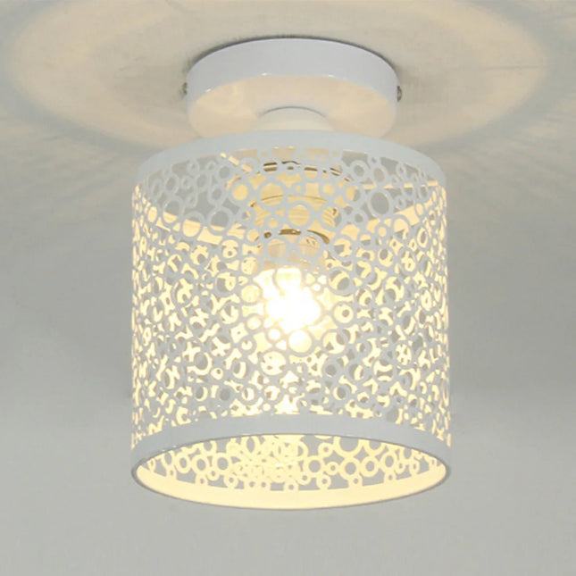 Plafonnier en fer ajouré blanc allumé, motif de cercles découpés