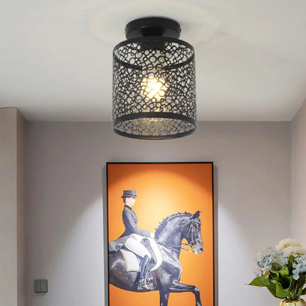 Plafonnier en fer ajouré noir au plafond d'une entrée décorée