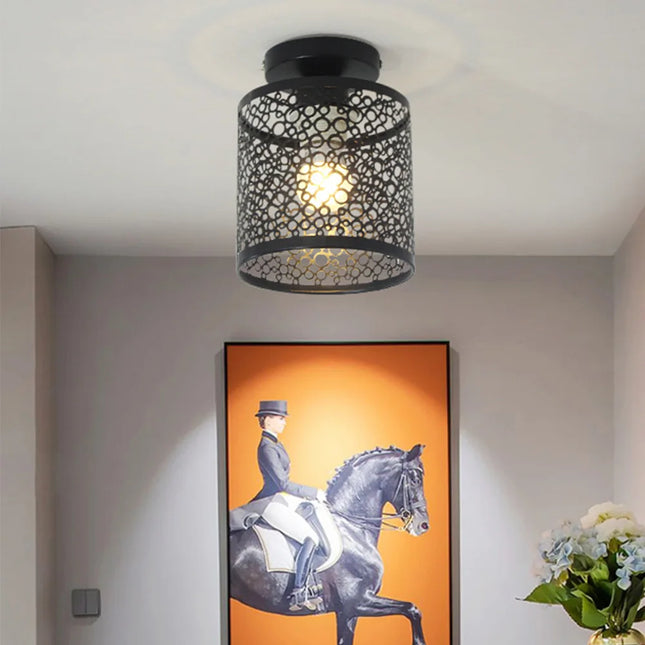 Plafonnier en fer ajouré noir au plafond d'une entrée décorée