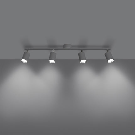 Plafonnier Focus Moderne 4 spots GU10 allumé, faisceaux lumineux dirigés vers le bas, ambiance chaleureuse