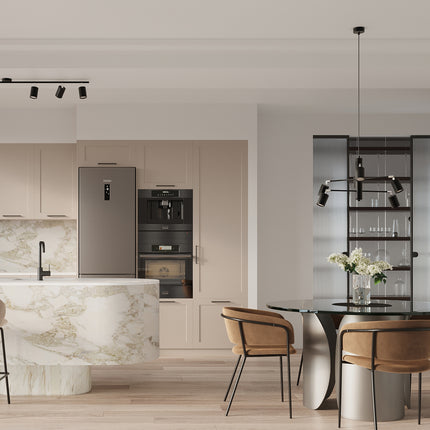 Plafonnier Focus Moderne 4 spots noir au plafond d'une cuisine ouverte contemporaine