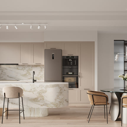 Cuisine ouverte avec îlot en marbre, plafonnier à spots blancs orientables au plafond en arrière-plan