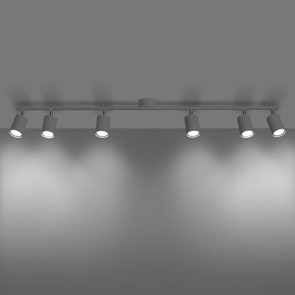Plafonnier Focus Moderne 6 spots GU10 allumé, faisceaux lumineux dirigés vers le bas, ambiance chaleureuse