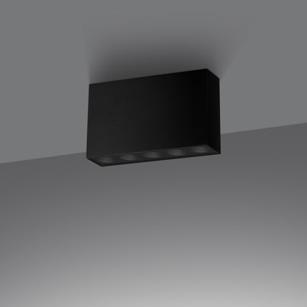 Plafonnier rectangulaire noir vu de trois quarts, fini aluminium mat et lignes allongées