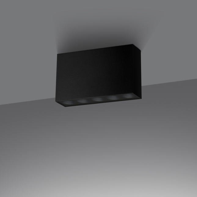 Plafonnier rectangulaire noir vu de trois quarts, fini aluminium mat et lignes allongées