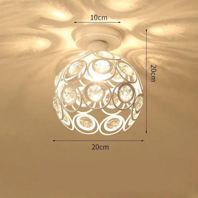 Plafonnier globe en cristal blanc allumé projetant des reflets décoratifs au plafond