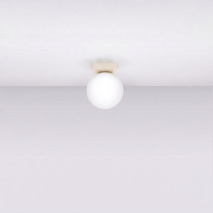 Plafonnier Globe Solis 1 globe beige, installé au plafond dans un intérieur clair