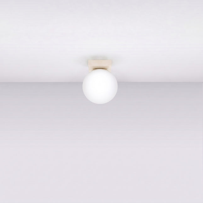 Plafonnier Globe Solis 1 globe beige, installé au plafond dans un intérieur clair