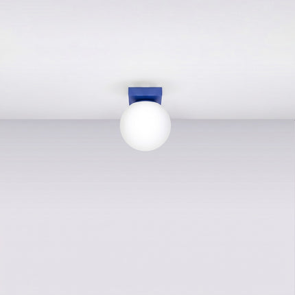 Plafonnier Globe Solis 1 globe bleu outremer, installé au plafond dans un intérieur clair