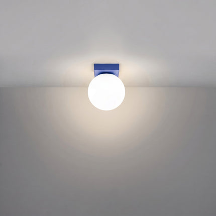 Plafonnier Globe Solis 1 globe bleu outremer allumé, halo doux du verre opalin