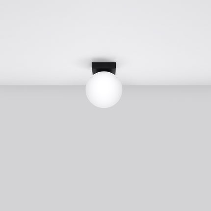 Plafonnier Globe Solis noir fixé au plafond, globe opale blanc et platine acier noir mat