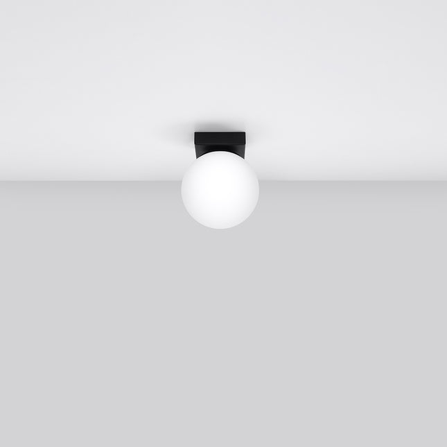 Plafonnier Globe Solis noir fixé au plafond, globe opale blanc et platine acier noir mat