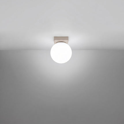 Plafonnier Globe Solis 1 globe taupe allumé, halo doux du verre opalin