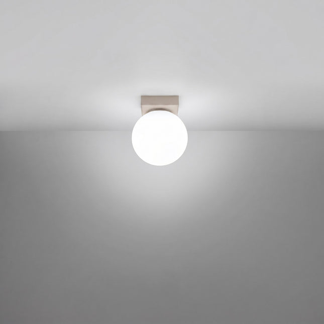 Plafonnier Globe Solis 1 globe taupe allumé, halo doux du verre opalin