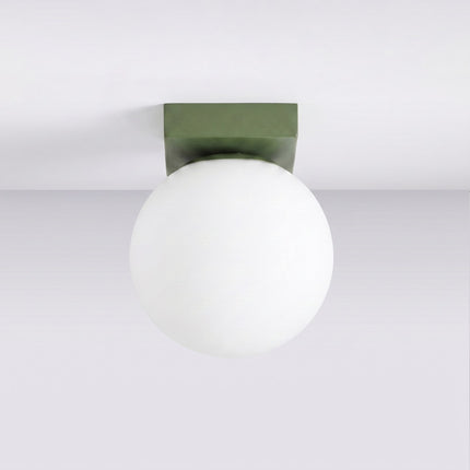 Plafonnier Globe Solis 1 globe vert olive, installé au plafond dans un intérieur clair