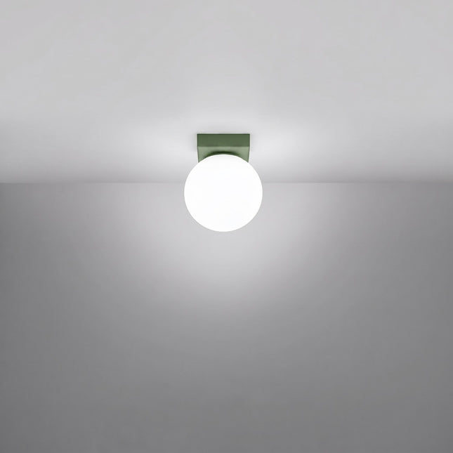 Plafonnier Globe Solis 1 globe vert olive allumé, halo doux du verre opalin