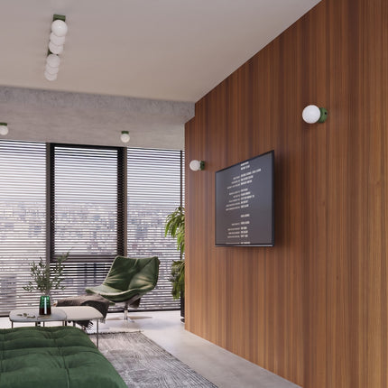 Plafonnier Globe Solis 1 globe vert olive dans un séjour contemporain devant de grandes baies vitrées