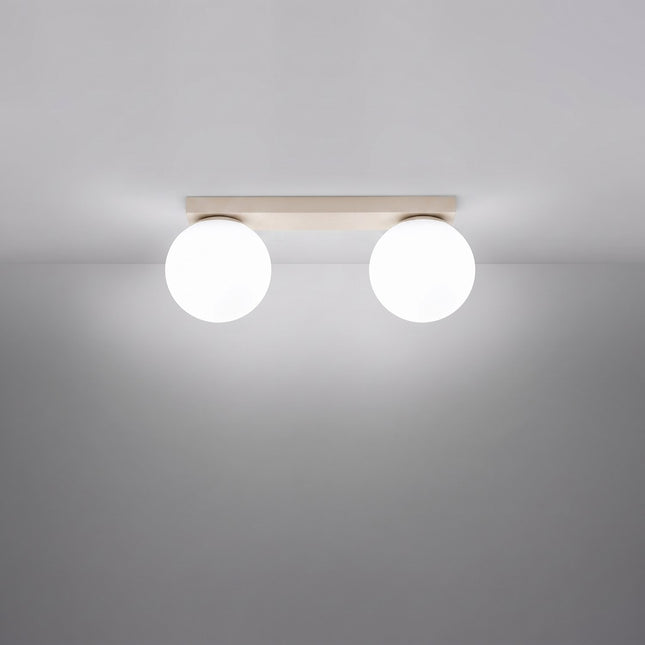 Plafonnier Globe Solis 2 globes beige allumé, halo doux du verre opalin