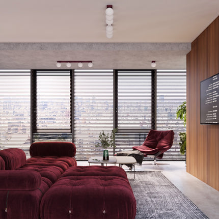 Plafonnier Globe Solis 2 globes bordeaux dans un séjour contemporain devant de grandes baies vitrées