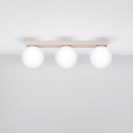 Plafonnier Globe Solis 3 globes beige, installé au plafond dans un intérieur clair