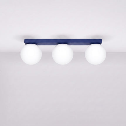 Plafonnier Globe Solis 3 globes bleu outremer, installé au plafond dans un intérieur clair