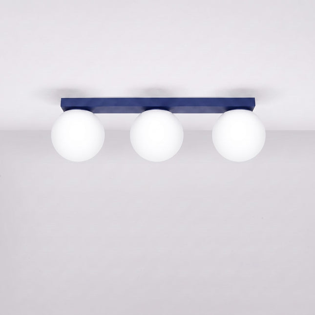Plafonnier Globe Solis 3 globes bleu outremer, installé au plafond dans un intérieur clair