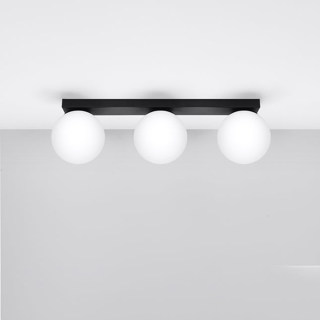 Plafonnier Globe Solis 3 globes noir, platine barre métallique noire et globes en verre opale blanc, vue face sur fond clair.
