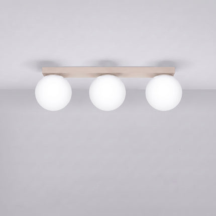 Plafonnier Globe Solis 3 globes taupe, installé au plafond dans un intérieur clair