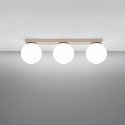 Plafonnier Globe Solis 3 globes taupe allumé, halo doux du verre opalin
