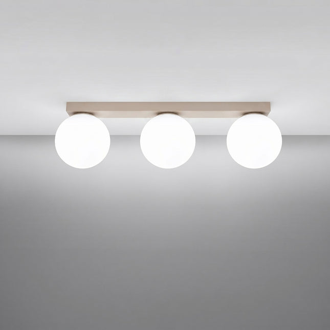 Plafonnier Globe Solis 3 globes taupe allumé, halo doux du verre opalin