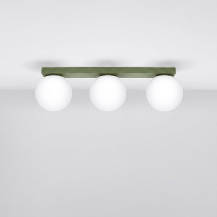 Plafonnier Globe Solis 3 globes vert olive, installé au plafond dans un intérieur clair