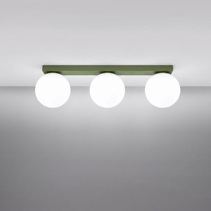 Plafonnier Globe Solis 3 globes vert olive allumé, halo doux du verre opalin